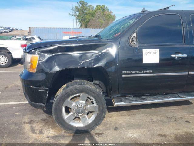 GMC Sierra 2500 Denali Image 15