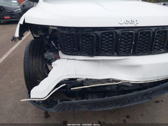 Jeep Grand Cherokee Laredo 4x2 Image 11