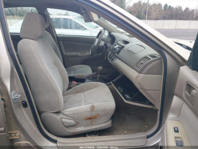 Toyota Camry Le Image 18