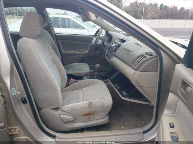 Toyota Camry Le Image 18