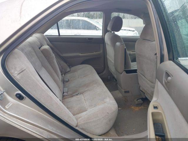 Toyota Camry Le Image 4