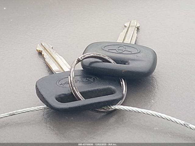 Toyota Camry Le Image 9