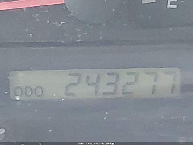 Toyota Camry Le Image 10