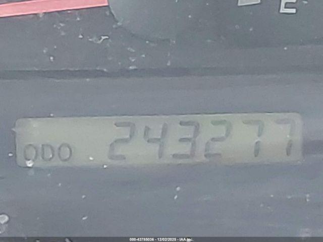 Toyota Camry Le Image 10