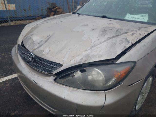 Toyota Camry Le Image 12