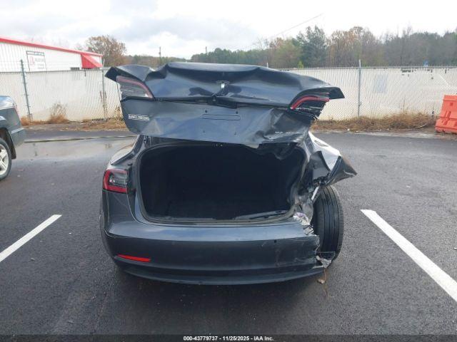 Tesla Model 3 Image 8